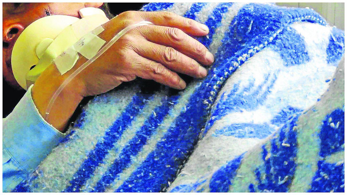 Llevan de emergencia s sujeto que cayó de segundo piso y hallan posta cerrada