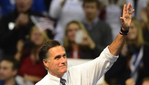 Romney emite su voto en Belmont, a las afueras de Boston