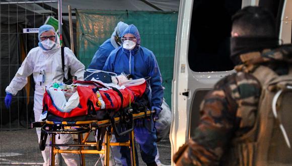 Personal médico de emergencia traslada a un paciente afectado con coronavirus en Mulhouse, en el este de Francia. (Foto: AFP)