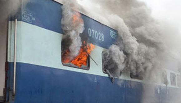 India: Al menos 30 muertos en incendio de un tren