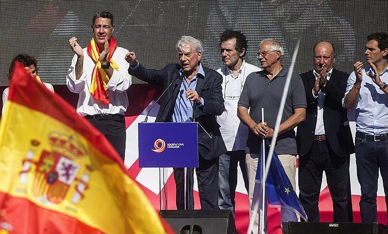Mario Vargas Llosa ondea bandera de Cataluña: "Viva la libertad, visca Cataluña y viva España" (VIDEO)