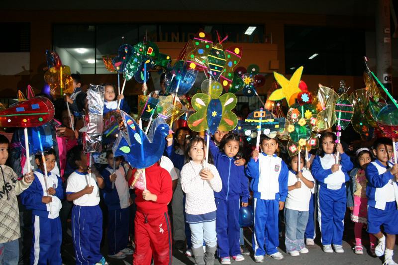 Niños de PRONOEIS en paseo de antorchas