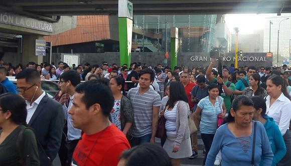 Metro de Lima: Usuarios buscan taxis colectivos ante falla eléctrica de la Línea 1 (VIDEO)