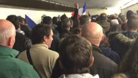 Atentado en Francia: Mira el emotivo momento en que los hinchas abandonan el estadio cantando La Marsellesa