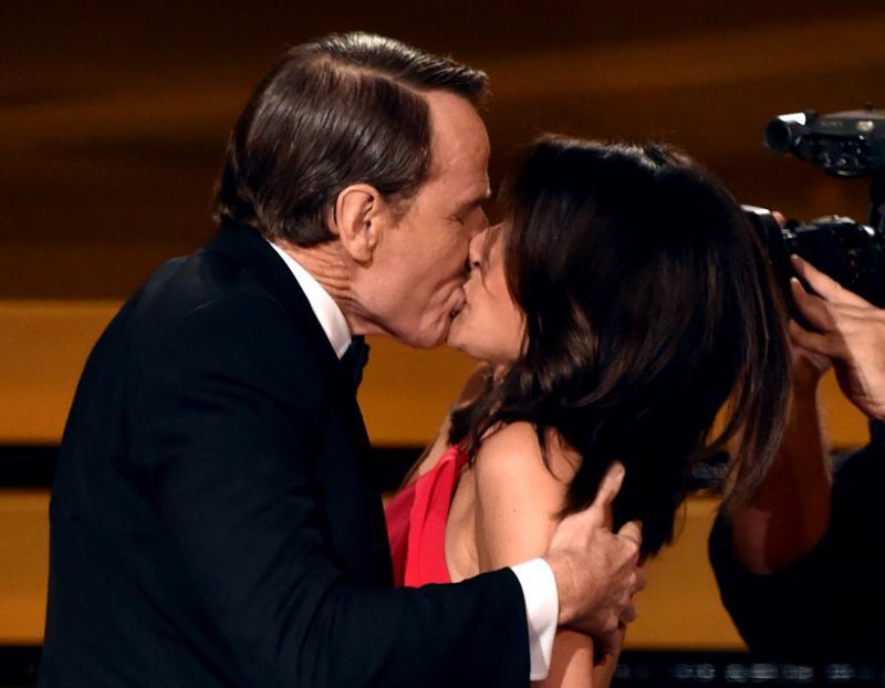 Emmy 2014: Mira el "apasionado" beso entre Julia Louis-Dreyfus y Bryan Cranston