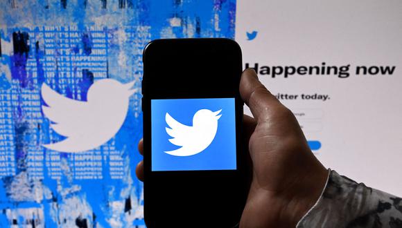 La pantalla de un teléfono muestra el logotipo de Twitter en el fondo de una página de Twitter, en Washington, DC, el 26 de abril de 2022. (Foto de Olivier DOULIERY / AFP)