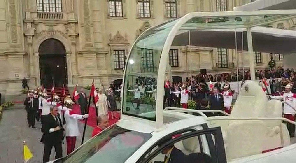 Papa Francisco salió de Palacio de Gobierno a ritmo de huayno de Jauja (VIDEOS)