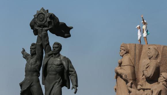 El monumento en el centro de Kiev conmemora la amistad de Ucrania con Rusia y que fue originalmente levantado para recordar la "reunificación" de los dos países en la Unión Soviética. (Foto de archivo: EFE/SERGEY DOLZHENKO)