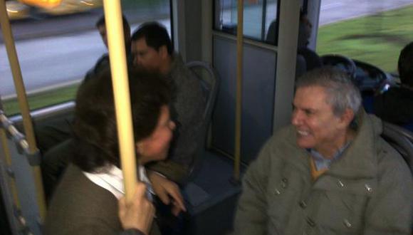 Luis Castañeda es captado viajando en un bus del Metropolitano 