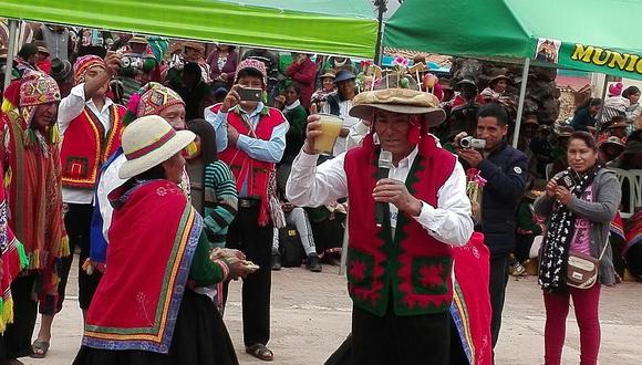 Ancianitos bailan ancestral danza 'Padrino Pilluchiy' en Cusco 