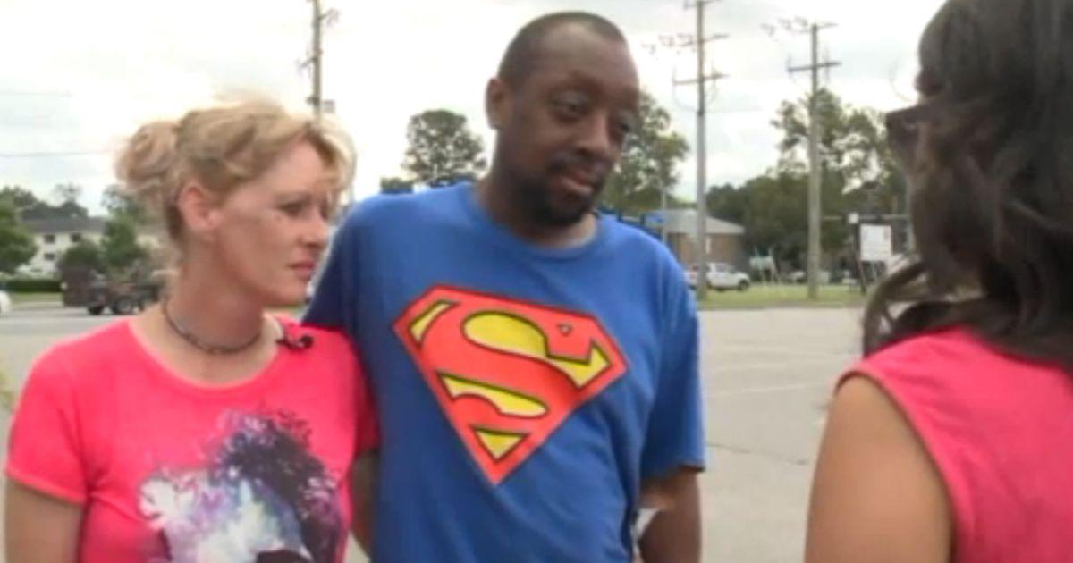 Youtube: Mujer ebria es captada intentando abusar sexualmente de hombre dormido