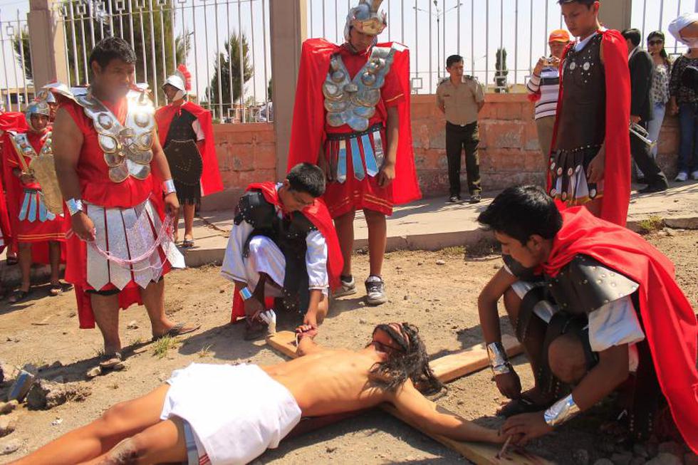 Escolares escenificaron el Vía Crucis de Jesús