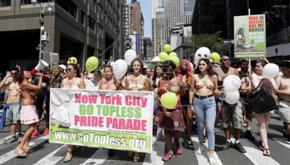 ​Mujeres de EE.UU. marchan en "topless" por la igualdad de género