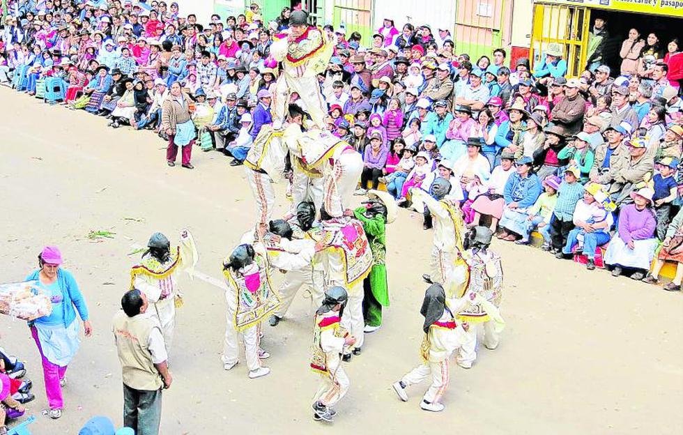 "Panchas" danzaron en alegre festival folklorico