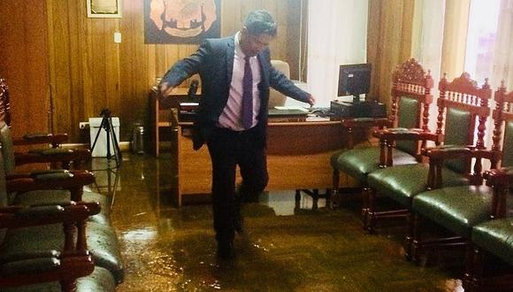 Oficina de alcalde de Paucarpata se inunda por intensa lluvia 