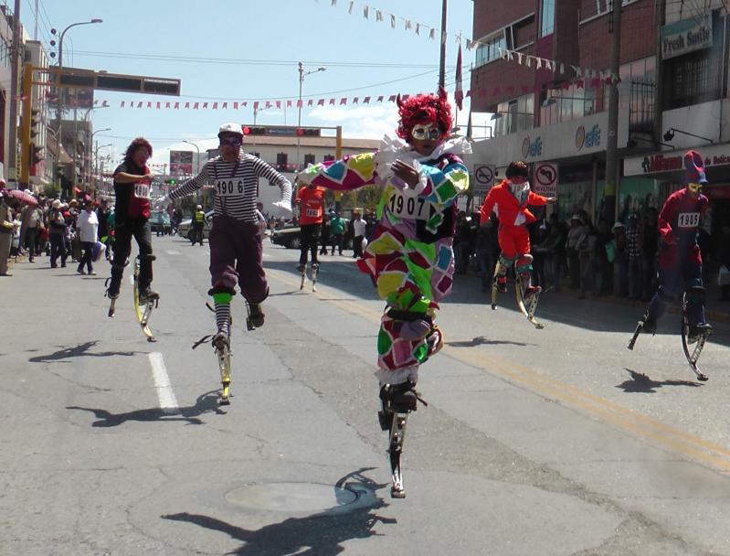 Payasos huancaínos en singular carrera de zancos