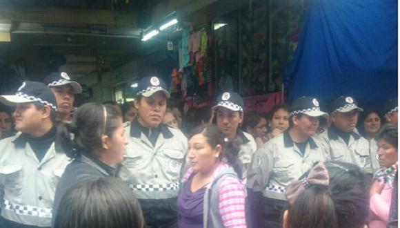 Gamarra: Municipales cierran tienda de ropas en medio de disturbios