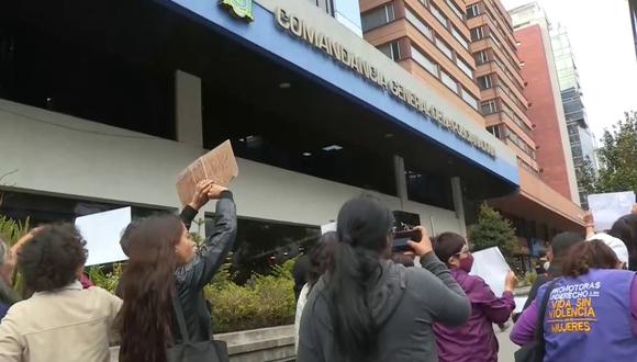 Grupos feministas de Ecuador se concentraron este lunes en las afueras de la Comandancia General de la Policía en Quito para reclamar a sus autoridades por la desaparición de una joven abogada. (Foto de  Juan Francisco Chávez/EFE)