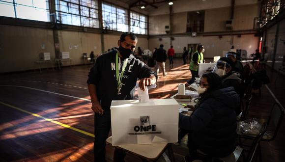 Un hombre vota en uno de los puestos electorales dispuestos en Buenos Aires. (EFE / Juan Ignacio Roncoroni).