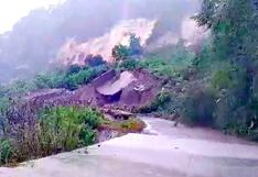 Pucallpa: Huaico sepulta vía y arrastra camión hasta el río Previsto (FOTOS)