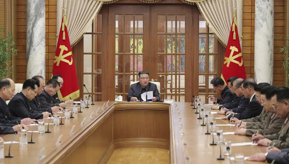 El líder norcoreano Kim Jong Un asistiendo a la 11.ª reunión del Buró Político del 8.º Comité Central del Partido de los Trabajadores. de Corea (PTC) en el edificio de oficinas del Comité Central del PTC en Pyongyang. (Foto de KCNA VÍA KNS / AFP)