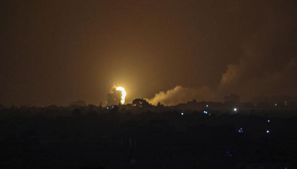 Las llamas y el humo se elevan durante los ataques aéreos israelíes en Rafah, en el sur de la Franja de Gaza, el 19 de abril de 2022. (Foto de SAID KHATIB / AFP)