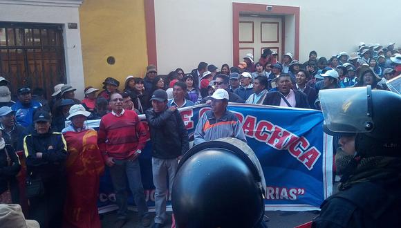 Puno: Juan Luque se retracta, ya no aplicará descuentos a maestros en huelga