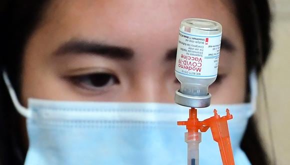 Se trata de un lote de medio millón de vacunas bivalentes que fueron almacenadas de manera secreta en noviembre pasado, según reveló un informe periodístico. (Foto de Frederic J. BROWN / AFP)