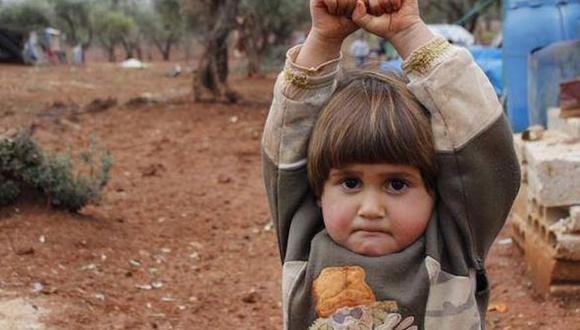 Conmovedor: Niña siria se “rinde” ante cámara al pensar que fotógrafo le apuntaba con un arma