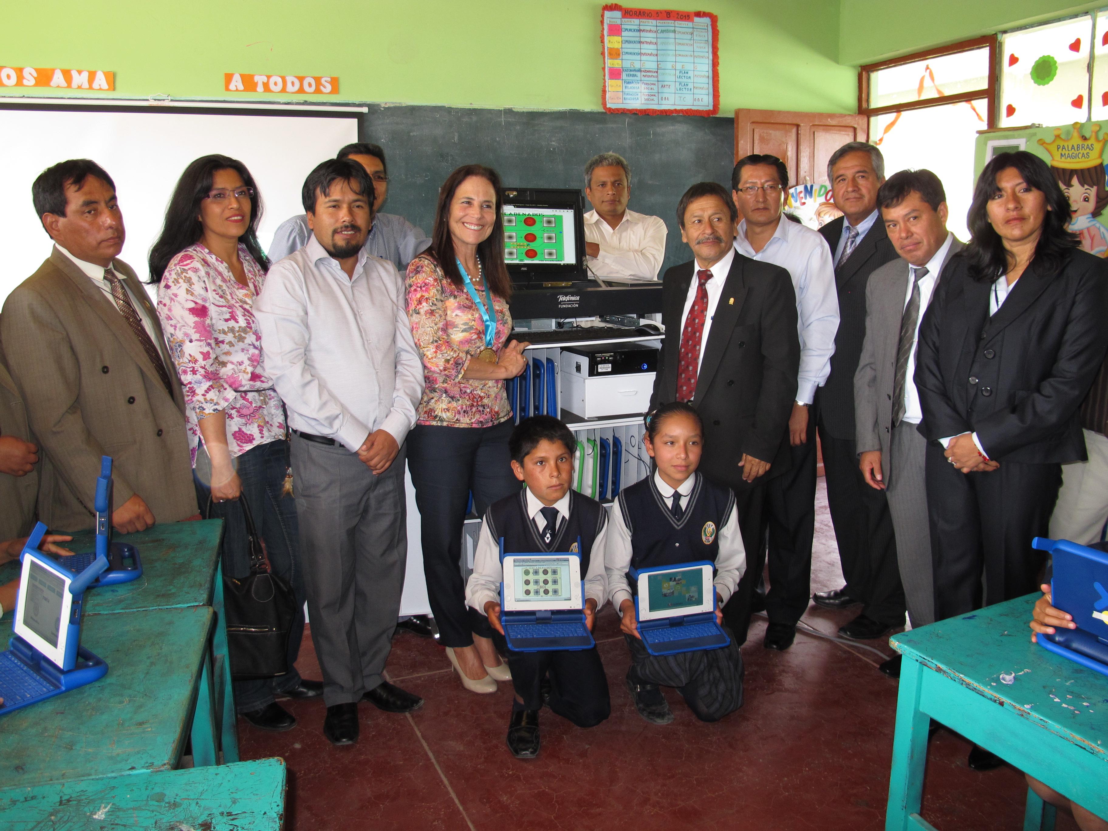 Entregan "Aula Móvil" a colegio Abraham Valdelomar de Carmen Alto