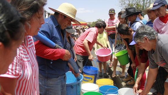 Pobladores luchan por un balde de agua (VIDEO)