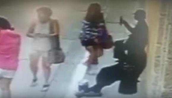 ​YouTube: 'estatuas humanas' roban a turistas cuando ellas le piden una foto (VÍDEO)
