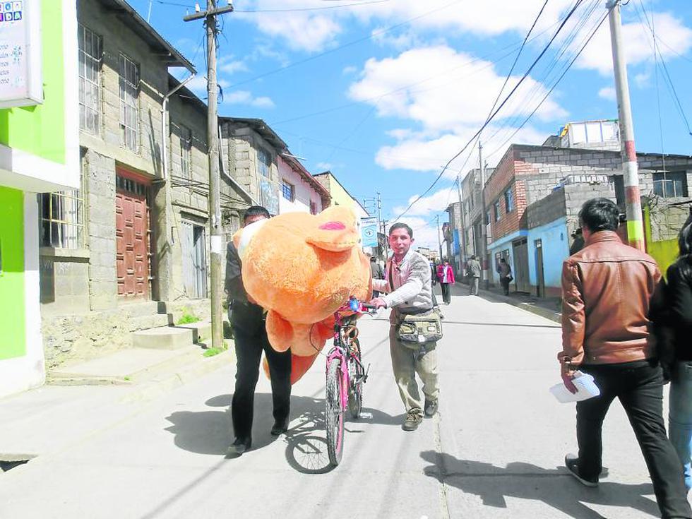 Enamorado camina 7 kms. cargando oso para su amada