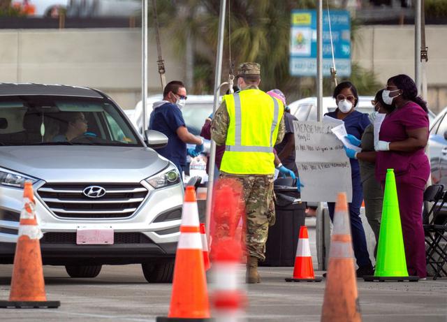 Miembros de la Guardia Nacional del Ejército de Florida desplegados en la zona de pruebas de coronavirus en el estacionamiento del estadio Super Bowl de Hard Rock Café en Miami. (Foto: EFE)
