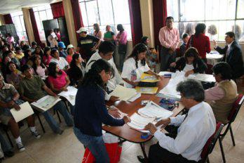 Dos colegios se disputan registro de 10 mil docentes