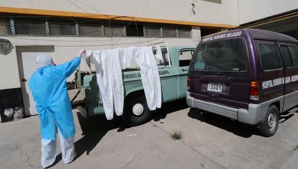 Arequipa: Profesionales de la salud tienen que lavar sus equipos de protección personal para reusarlos en el hospital Honorio Delgado.