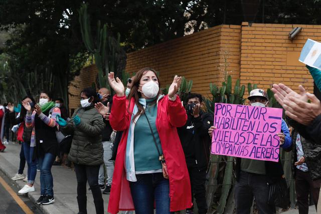 Ciudadanos argentinos protestan frente a la embajada de Argentina en San Isidro. Solicitan vuelos humanitarios para regresar a su país. 
Fotos:Ángela Ponce