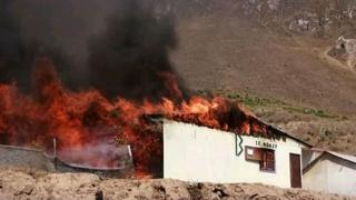 Estudiantes se quedan con un salón de madera, tras incendio en colegio de Arequipa