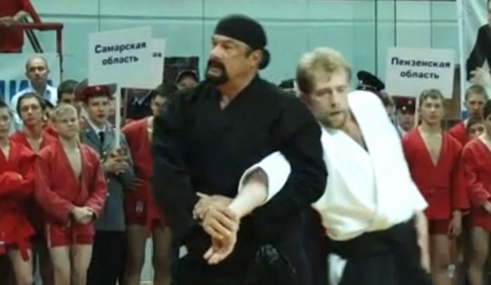 ​Steven Segal demostró que aún continúa vigente a sus 63 años (VIDEO)