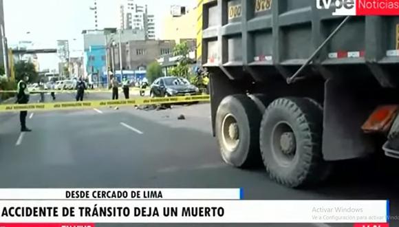 Motociclista murió arrollado tras impactar con camión en la Av. Arenales. (TV Perú)