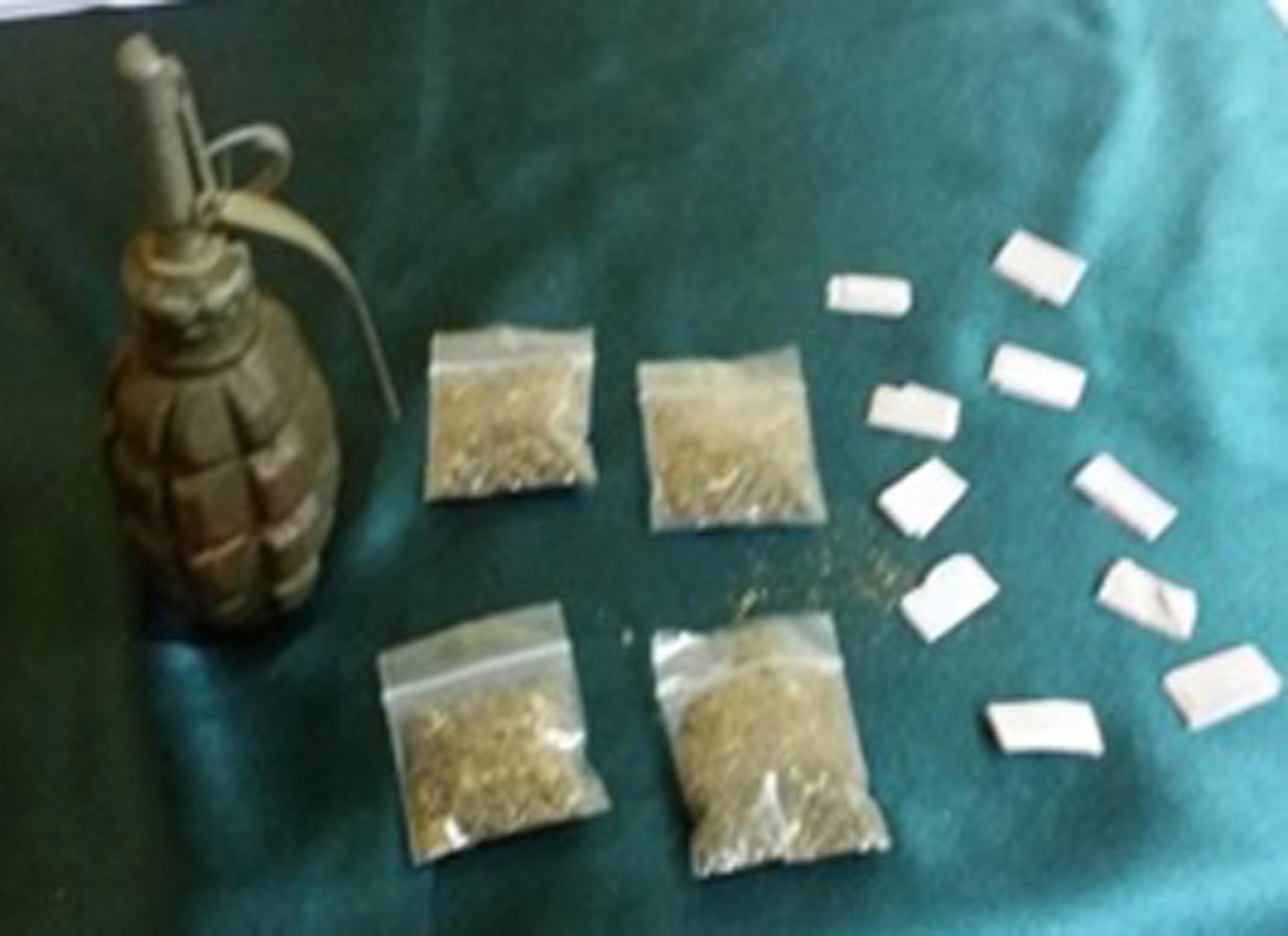 Vendedor de droga es detenido y se le encuentra granada