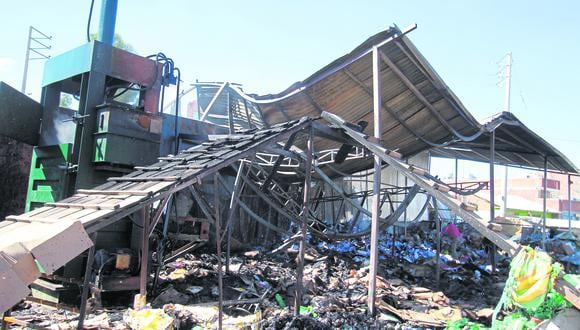 Incendio deja almacén en escombros. | Foto: Correo.