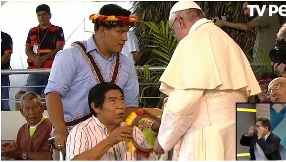 Papa Francisco recibe obsequio de Santiago Manuin, líder indígena que resultó herido en el 'Baguazo'