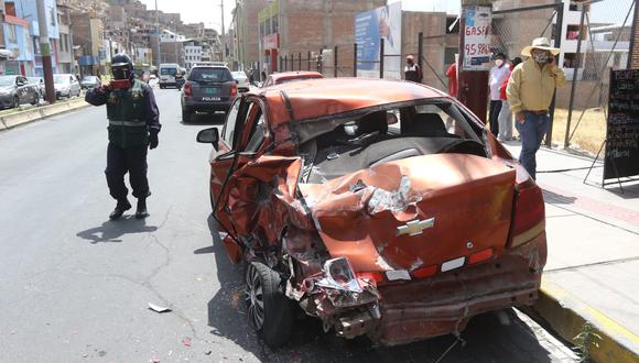 Bus de transporte urbano impacta y destroza varios autos en Arequipa