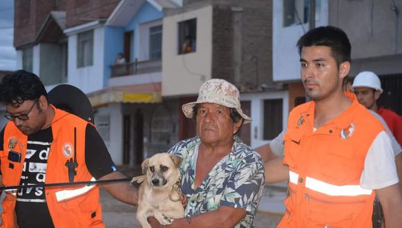 Cargaron a sus perros y con ayuda de los bomberos y personal de Defensa Civiul salieron de sus casas para ponerse a salvo. Foto: Prensa Total