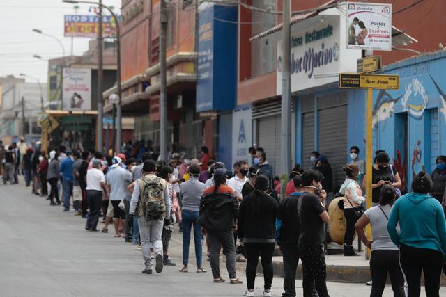 Hasta el lugar han llegado los beneficiarios del segundo bono de S/380. (Foto: Ángela Ponce/GEC)