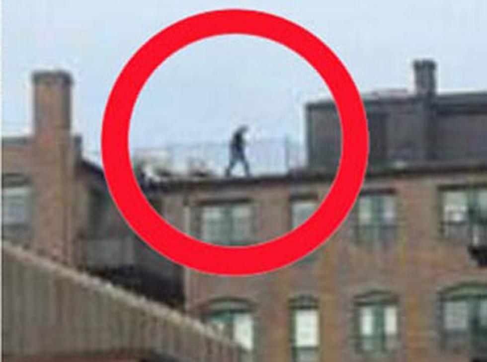 Imagen de hombre en tejado de Boston causa polémica en Twitter