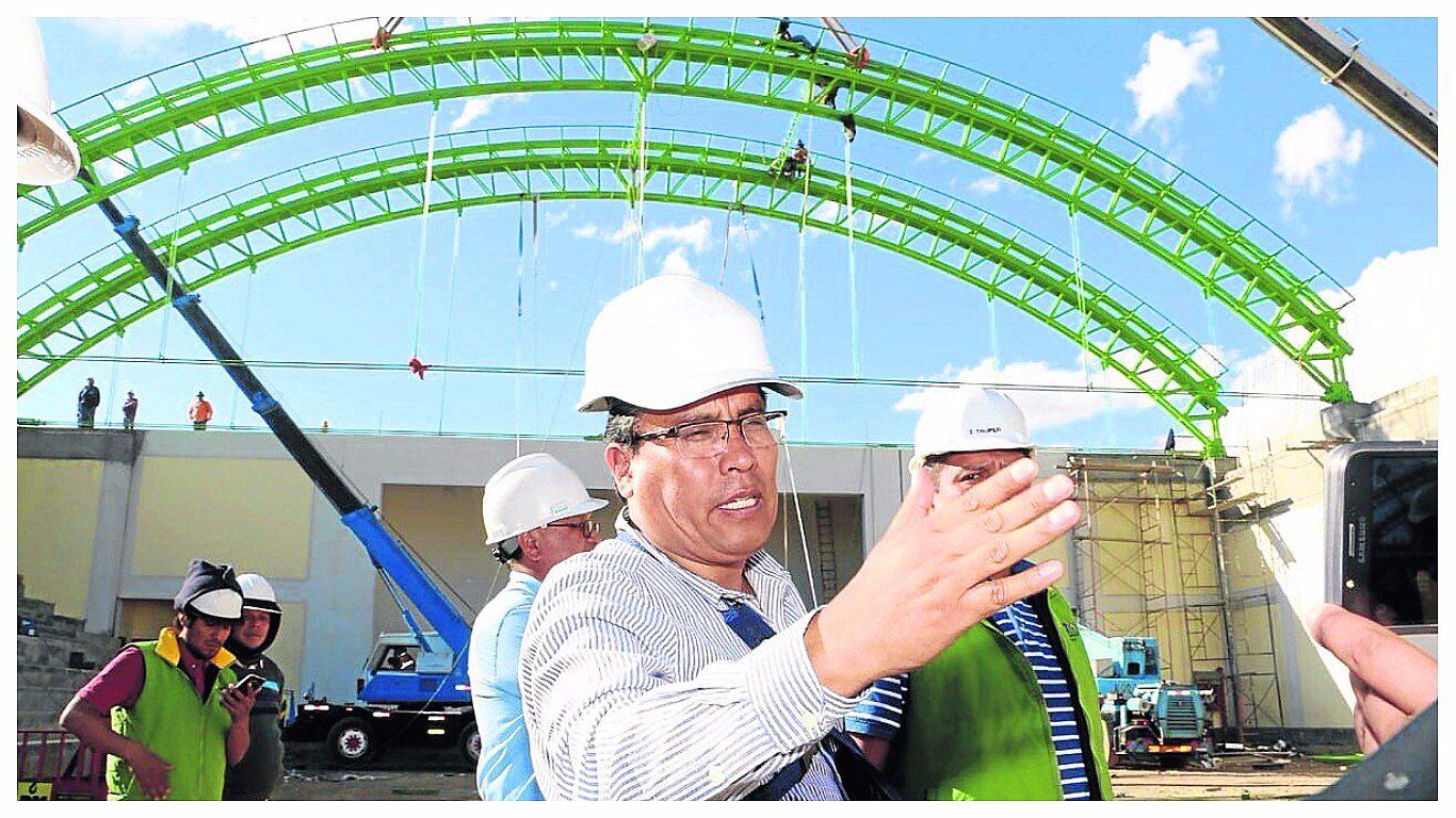 ​Con súper grúa arman arcos en nueva estructura del colegio Santa Isabel 
