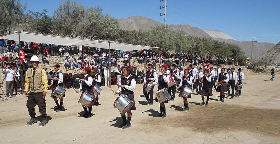 Escolares y mineros participaron de desfile patrio en San Juan de Chorunga (FOTOS)