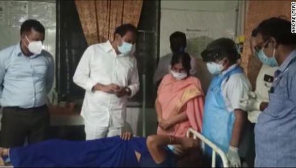 Médico atendiendo a paciente en la India. | Foto: CNN
